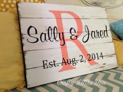 Unfinished kit measures apx.  12"x18"
Kit includes assembled wooden pallet
*black vinyl with your name and date
*vinyl stencil for the monogram initial of your last name