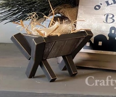 Unfinished manger measures apx.
5” wide and 3.5” tall and includes
Wooden MDF
•4pieces for manger
•1 wooden baby Jesus
