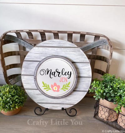 ** PLEASE MAKE SURE TO INCLUDE A NOTE WITH THE NAME OF CHOICE ** 

Unfinished kit measures 6.75”
And includes wooden MDF
•circle with grooves
•black vinyl and stencil
•1 Velcro
