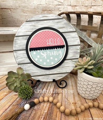 SEASONAL CIRCLE HELLO SPRING
(SS206)
Unfinished kit measures 6.75”
And includes wooden MDF
•circle with grooves
•white vinyl
•1 Velcro
$9