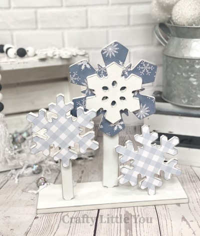 Unfinished kit measures apx. 10"x10.5" and includes wooden MDF: 
* 3 snowflakes
* 1 snowflake center overlay
* 2 stands
* 1 base