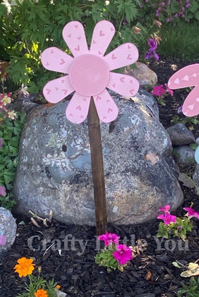 Unfinished kit measures apx. 10" flower and 2' stake
Kit includes wooden daisy, center, and stake.