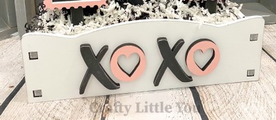 Unfinished kit measures apx. 13.5"x5" and includes wooden MDF: 
* 1 crate plaque with square holes
* XOXO wood overlay letters