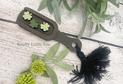 Unfinished kit measures apx. 5.75" tall and includes wooden MDF: * 1 scoop with rim overlay * 3 miniature Shamrocks