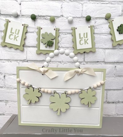 Unfinished kit measures apx. 8.5"x12" and includes wooden MDF:
* 1 rectangle plaque with grooves
* 3 shamrocks