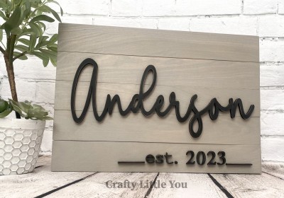 Unfinished kit measures apx. 12"x18" on the pine pallet and includes wooden MDF: 
* 1 pallet
* 1 family name wood overlay
* 1 established year wood overlay
*Please specify last name and established year wanted. 