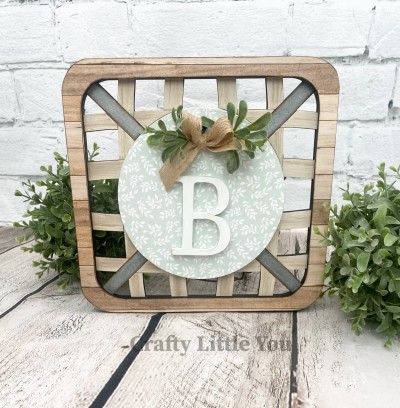 Unfinished kit measures apx. 6" on the circle includes wooden MDF: 
* 1 hanging circle
* 1 monogram wood overlay
(Pleases specify what monogram letter you'd like.) 