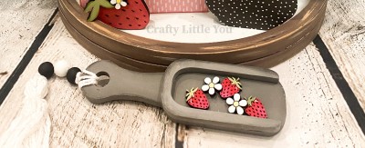 Unfinished kit measures apx. 5.75" tall and includes wooden MDF: 
* 1 scoop with rim overlay
* 3 miniature strawberries
* 2 miniature flowers