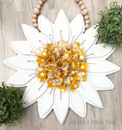 Unfinished kit measures apx. 18"x18" and includes wooden MDF:
* 2 flower pack pieces
* 16 petal overlays
**Flower back piece comes in two separate pieces.  Four drilled holes underneath the petals allow you to connect the two sides with string or wire. 