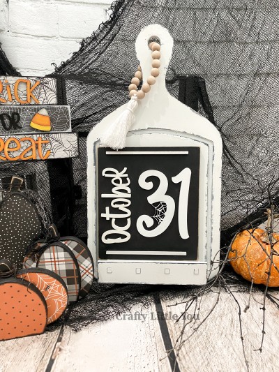 Unfinished kit measures apx. 6.75"x6" and includes wooden MDF:
*1 sign main piece
*1 set of “October” wood overlay letters
*1 set of “31” wood overlay letters with attached spiderweb
*2 thin rectangle wood overlay pieces