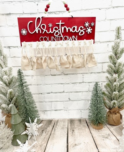 Unfinished kit measures apx. 18"x6" and includes wooden MDF:
*1 main piece board
*1 “Christmas” wood word overlay
*1 peg hole board with attached “COUNTDOWN” word
*12 pegs
*5 snowflake overlays
*2 hangers to attach on back

**Canvas bags sold separately.