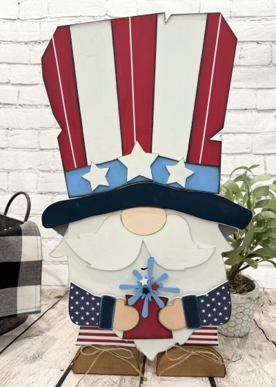 Unfinished kit made to fit the Homie the Gnomie base kit and includes wooden MDF:
*1 Uncle Sam hat
*1 hat brim
*3 large stars
*1 set of arms with connected firework
*1 firework burst
*3 small stars
*2 pant legs
*8 dot Velcros