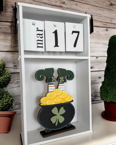 Unfinished kit measures apx. 7" and included wooden MDF:  *1 Leprechaun shoes & 
pot of gold Base *1 shamrock & brim for pot *1 gold overlay *2 shoe overlays with shamrocks