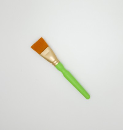 Includes:
* 1 basecoating brush made with synthetic brissels and plastic handle.  Brush bristles measure 1.5" across.