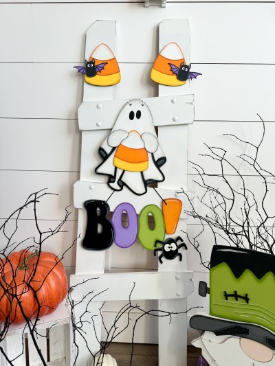 Unfinished kit measures apx. 12" tall on the ghost, and includes wooden MDF:
*1 hanging ghost
*1 set of hands with attached candy corn overlay
*1 set of “BOO” hanging letters with attached spider
*1 set of eyes for spider
*2 candy corns
*2 bats